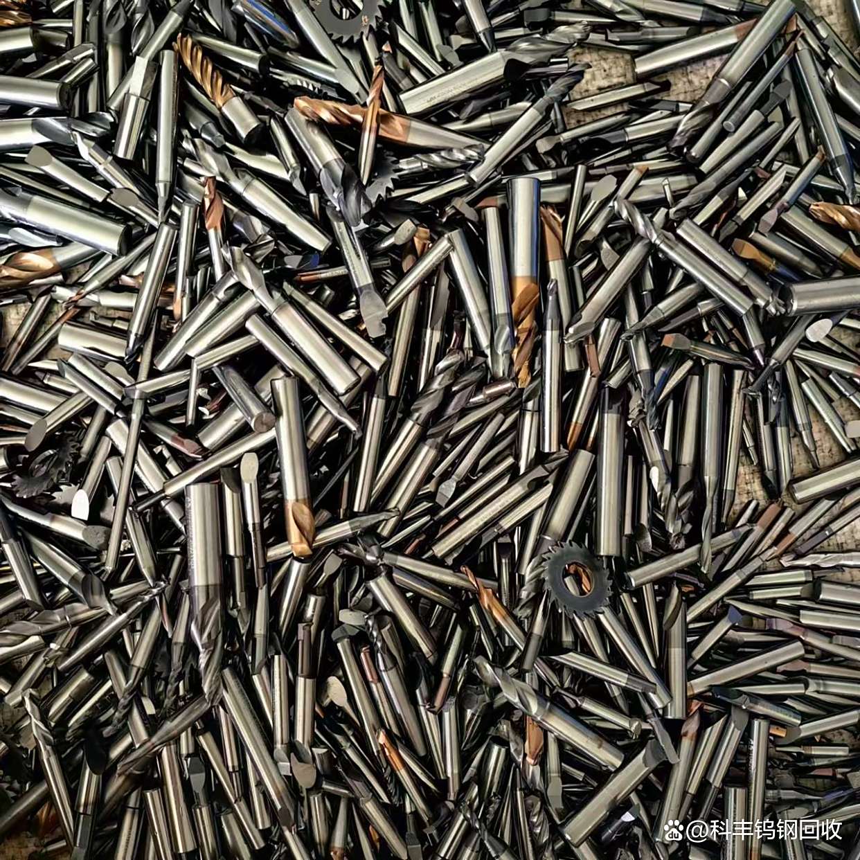 Opotřebené tvrdokovové frézy a vrtáky VHM k výkupu